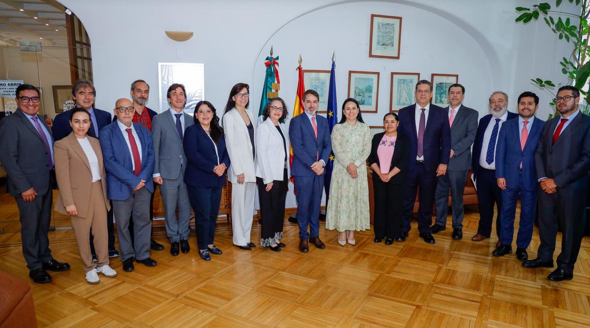 AlejandraDMV's tweet image. Sostuve una productiva reunión con el embajador de España, Excmo. Sr. @DuarteCuadrado 🇪🇸, reafirmando los lazos de amistad y cooperación que unen a nuestras naciones. 🤝

Desde la @AMEXCID 🇲🇽 avanzamos hacia la XVIII Subcomisión Mixta México–España y celebramos los logros de…