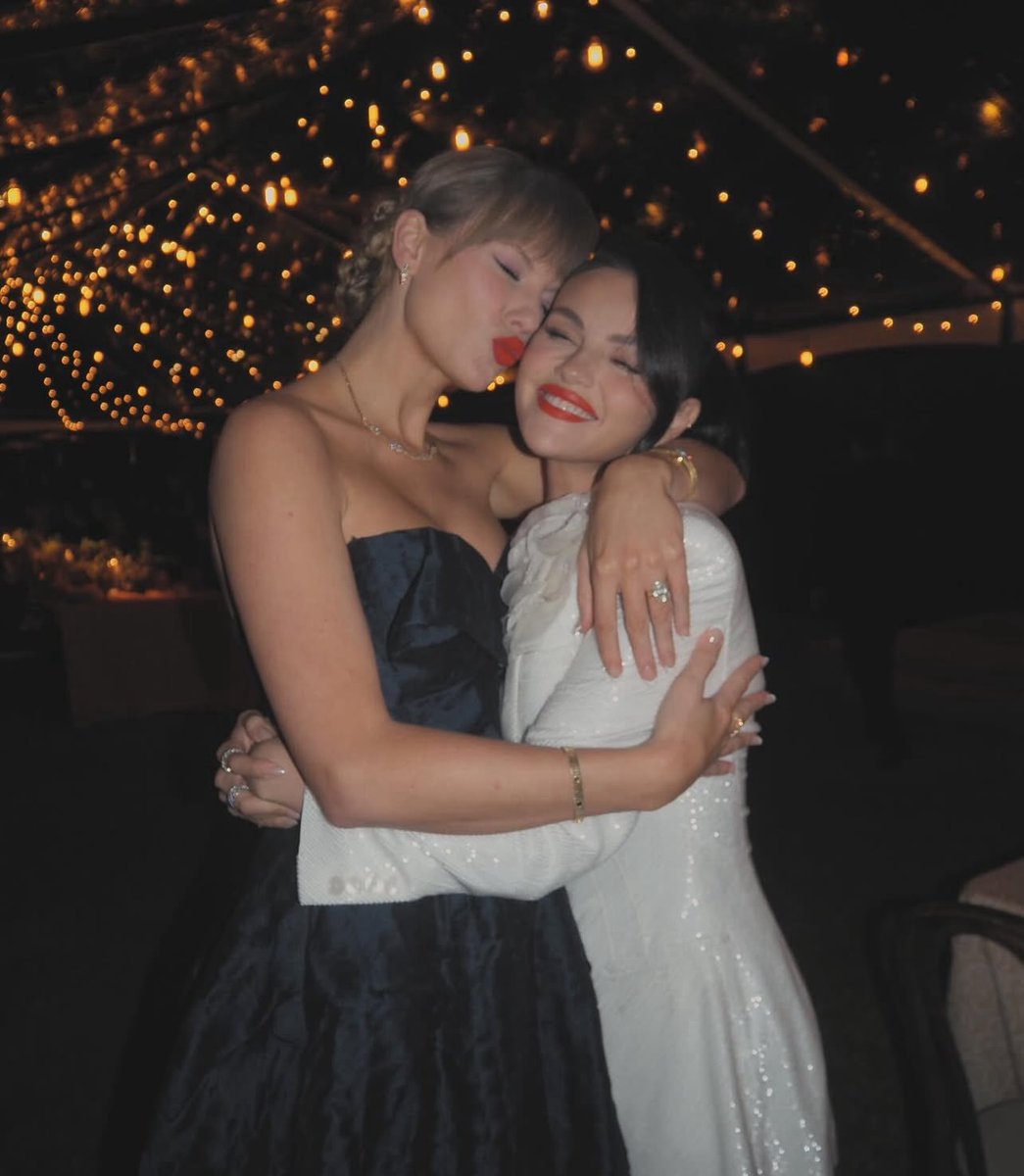 swiftespos's tweet image. ella siempre aparece para apoyarla ❤️‍🩹😭