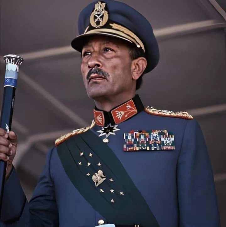 قُلْ لِلْحَيَاةِ إِنِ إِسْتَطَعَتَ وَدَاعًا 
نِصْفُ الشَجَاعَةِ أَنْ تَمُوتَ شُجَاعًا
.
عِشْ مِثْلَمَا وَلَدَتْكَ أمُّكَ بَاسِلًا 
 إِنَّ الحَرَّائِرَ ﻻَ يَلِدْنَ ضِبَاعَا

رحم الله قائد النصر العربي على الصهاينه الشهيد محمد انور السادات في ذكرى حرب السادس من أكتوبر الخالدة