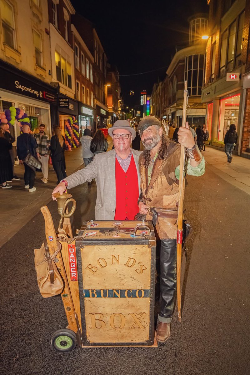 FDAYIMUSTDANCE's tweet photo. A couple of pics just received from my gig for ‘@itsinnottingham’ last week !!!… you’ll notice how the crowd whittled down to a legendary thief and vagabond and a modern day mischievous miscreant …. Well matched I would say !!!…. https://t.co/4EUsIcF1Dt