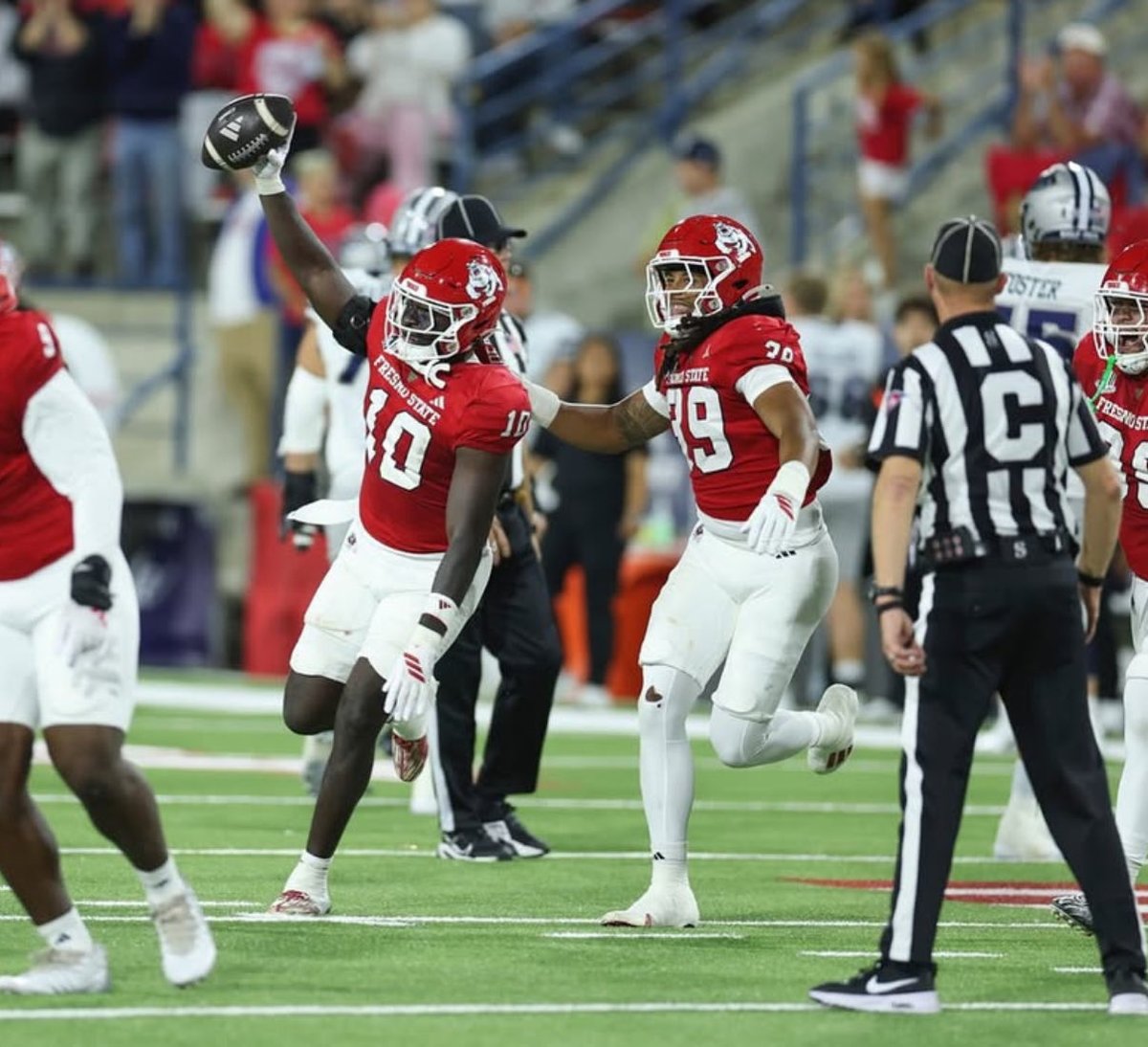 AlScott1998's tweet image. Coach Entz on @FresnoStateFB LB’s Jadon Pearson (52 tackles) and K’Vion Thunderbird (27 tackles, 3 PD, 2 INT): 

“They’re playing at a high level. They’re the communicators out there. They have to be extensions of the coaching staff on the field at times.” 

He added that their…