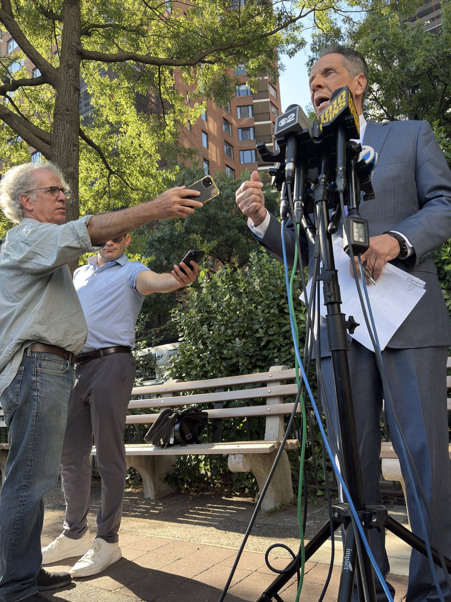 joeanuta's tweet image. .@andrewcuomo is near his Sutton Place apartment talking about this NY Post story, painting @ZohranKMamdani as a hypocrite, calling him a “mansion boy,” and criticizing a photo he took w an anti-lgbtq+ Ugandan elected official

nypost.com/2025/10/05/us-…