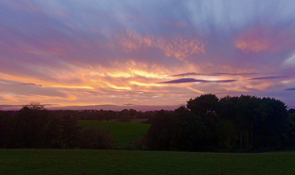 Martin_AlmaAzul's tweet image. Autumn sunset near Leominster in rural Herefordshire