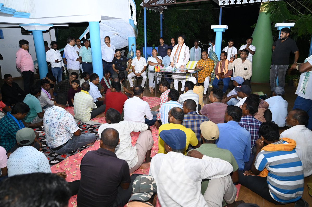 ଭାରତୀୟ ଜନତା ପାର୍ଟି, ଦେଉଳି ମଣ୍ଡଳର ପଦାଧିକାରୀ ଏବଂ କାର୍ଯ୍ୟକର୍ତ୍ତା ମାନଙ୍କୁ ନେଇ ଦେଉଳି ଠାରେ ଅନୁଷ୍ଠିତ ମଣ୍ଡଳସ୍ତରୀୟ ସାଙ୍ଗଠନିକ ବୈଠକରେ ଯୋଗଦେଲି l ଏହି ଅବସରରେ, ଦଳୀୟ ସଙ୍ଗଠନକୁ ତୃଣମୂଳସ୍ତରରେ ସୁଦୃଢ କରିବା ତଥା ଆମ ସରକାରଙ୍କର ବିଭିନ୍ନ ଲୋକାଭିମୁଖୀ ଯୋଜନା ଗୁଡିକର ସୁଫଳକୁ ସମାଜର ଶେଷ ସୋପାନରେ ଥିବା ବ୍ୟକ୍ତିଟି ନିକଟରେ