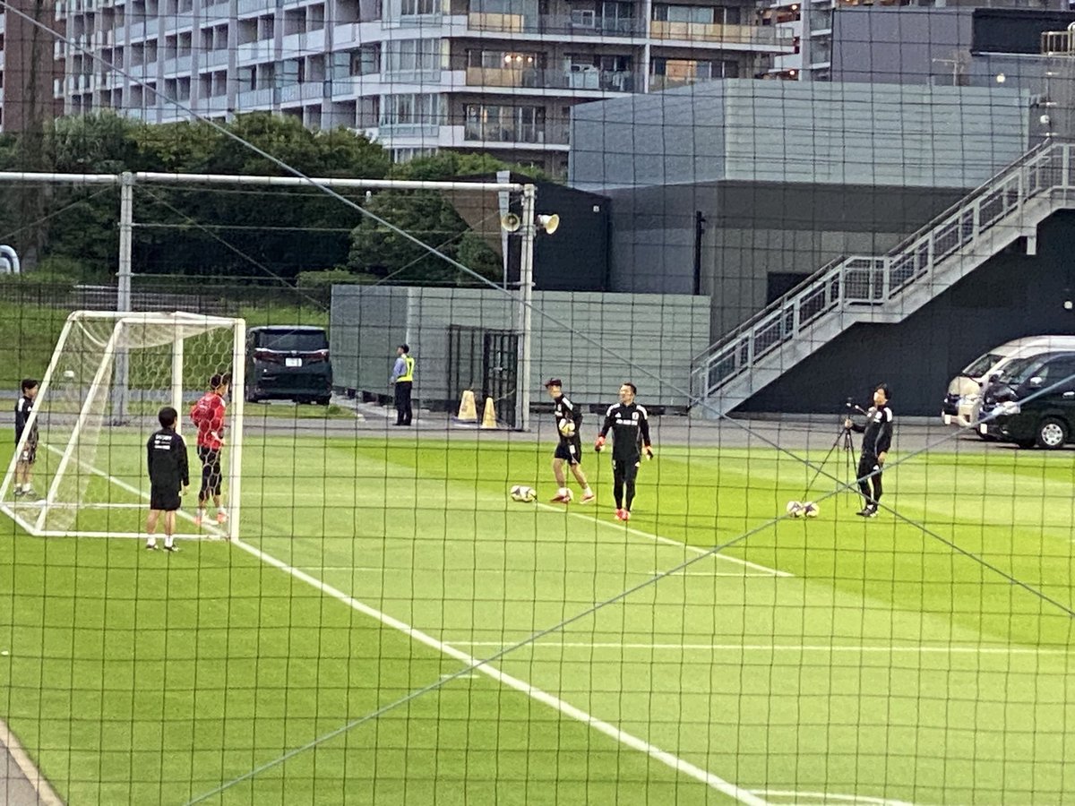 makuharifusan's tweet image. おはようございます！

幕張は曇り☁️

昨日、サッカー日本代表🇯🇵
の非公開練習がありました⚽️
⚽️詳しくないですが、もうすぐ試合があるそうです😃

レオ🐶はいつも通りグランド一周お散歩🐕
見学の皆さんに遊んでもらってご機嫌でした❣️

#千葉　#海浜幕張　#JFA夢フィールド　#犬　#ポメラニアン
