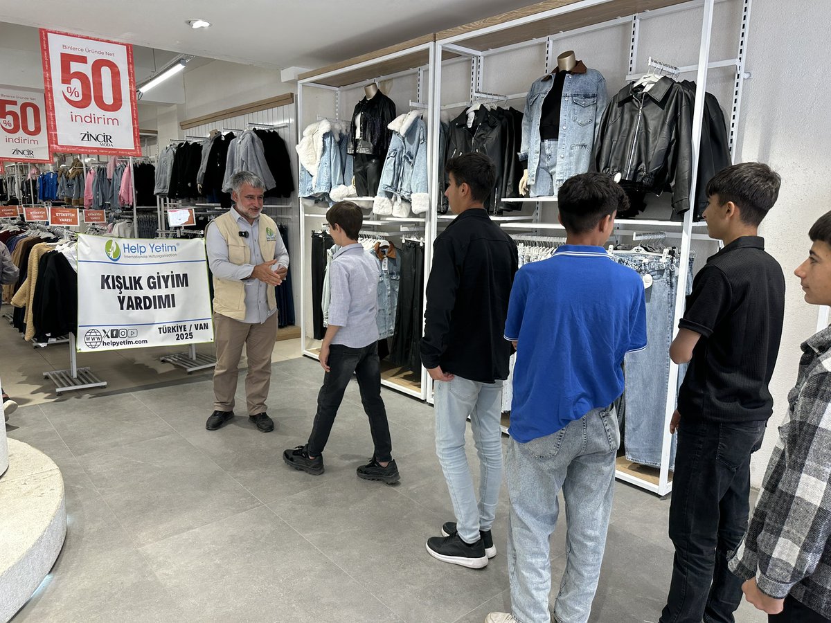 Gönüllü Desteğiyle Yüzler Güldü: Hakkari’den Sonra Van’a Kışlık Giyim Yardımı
Her yıl, eğitim-öğretim döneminde çocuklarımızın okula daha mutlu ve eşit şartlarda başlaması için Türkiye’nin dört bir yanında gönüllü çalışmalar gerçekleştiriyoruz.
Bu yıl, sadece kırtasiye yardımıyla