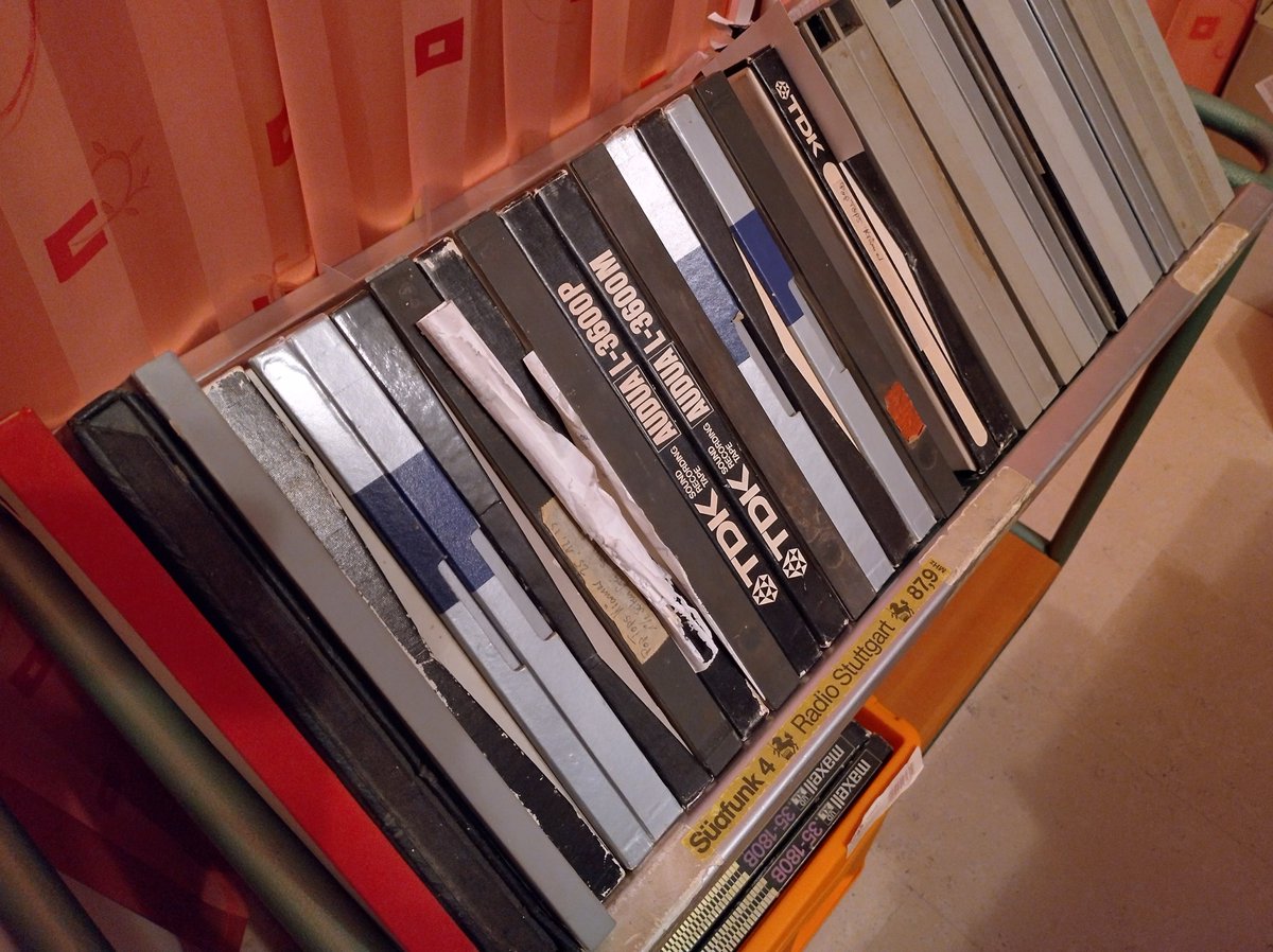 Der allergrößte Teil des Archivmaterials stammt von Compact Cassetten. Hin und wieder sind aber auch Tonbänder dabei. Eine Sammlung großer Spulen mit Mitschnitte von <a href="/WDR/">WDR</a>-Sendungen - u. A. mit Buddha Krämer - ist derzeit in Arbeit.