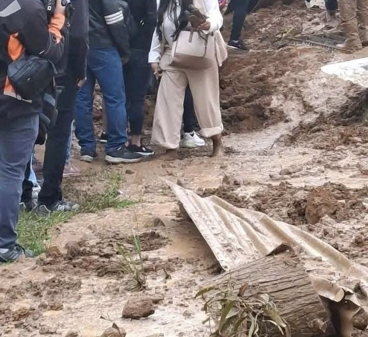 Esta foto retrata al país: mientras la gente se hunde en el lodo de la realidad, las prioridades de quienes nos gobiernan están en las narrativas y la percepción. Han tenido el presupuesto más grande de la historia, no hay excusas. Y no hablamos de una aldea lejana, hablamos del
