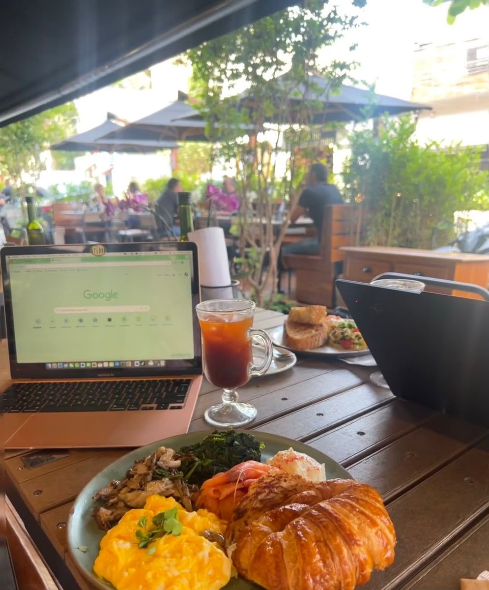 debbie_anissa's tweet image. Busy day, fueled by good food and even better hustle. 🥐💻✨ #BossMode #LunchBreak #GrindTime