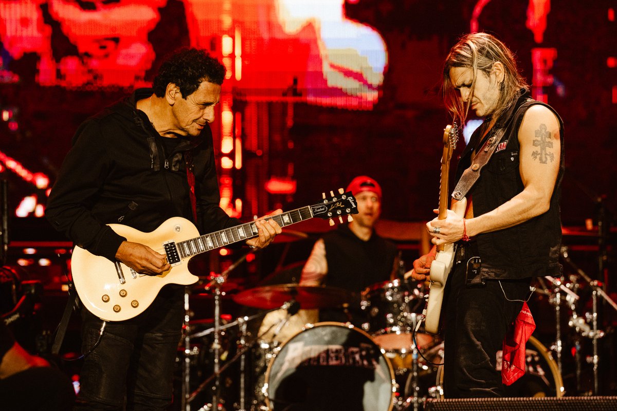 🎸 Airbag hizo temblar el Monumental con un show épico bajo la lluvia

👉🏽 Ricardo Mollo fue el invitado de lujo.

✒️ Por <a href="/sonandocine/">Raúl Bertuccelli</a>

(💣 ¡Fuego!)

bigbangnews.com/show/airbag-hi…