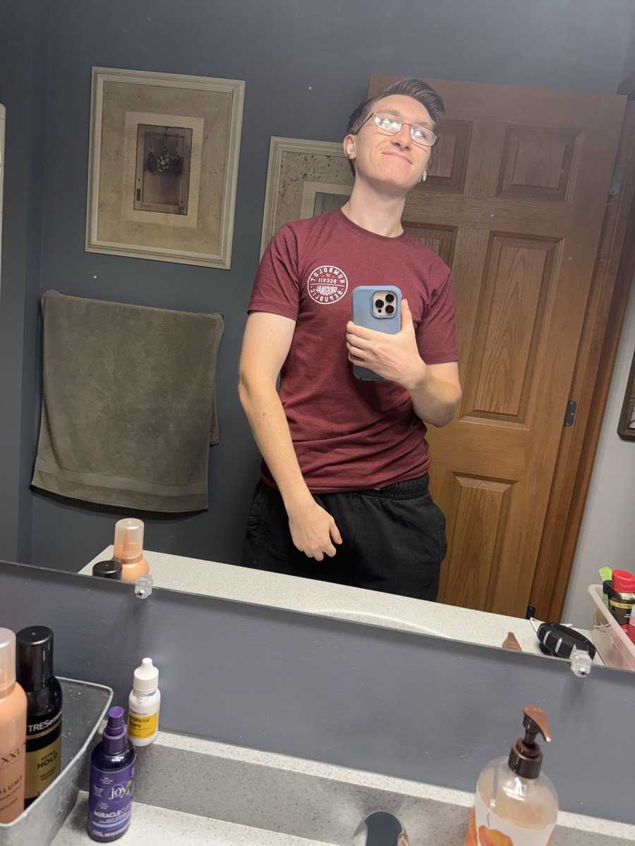 UserError145's tweet photo. Got to the gym at 1:27p.m. Missed a couple of days at the gym so I am doing, back chest, biceps triceps, abs shoulders. Let’s see how long I’m here for.
#GYM #WorkingOut #GYMday #Monday #life #strength #muscles #GYMlife #WorkOutDay #PM https://t.co/ZIXZAXGwoZ