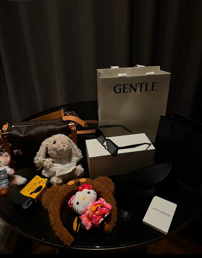 dinda2341134's tweet image. Weekend haul vibes ✨🛍️ Cute meets classy 🐰🕶️💖 #ShoppingDay #CuteEssentials