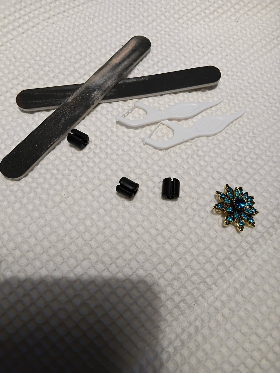 KiwiBiohacker's tweet image. October 7: Today's offering for the #minimalistgame - some old nail files, some (used) tooth flossers, some little black things I have no idea about, and a brooch I've never worn.
The brooch will be donated - everything else is getting binned.
#declutter #cleanup #junk