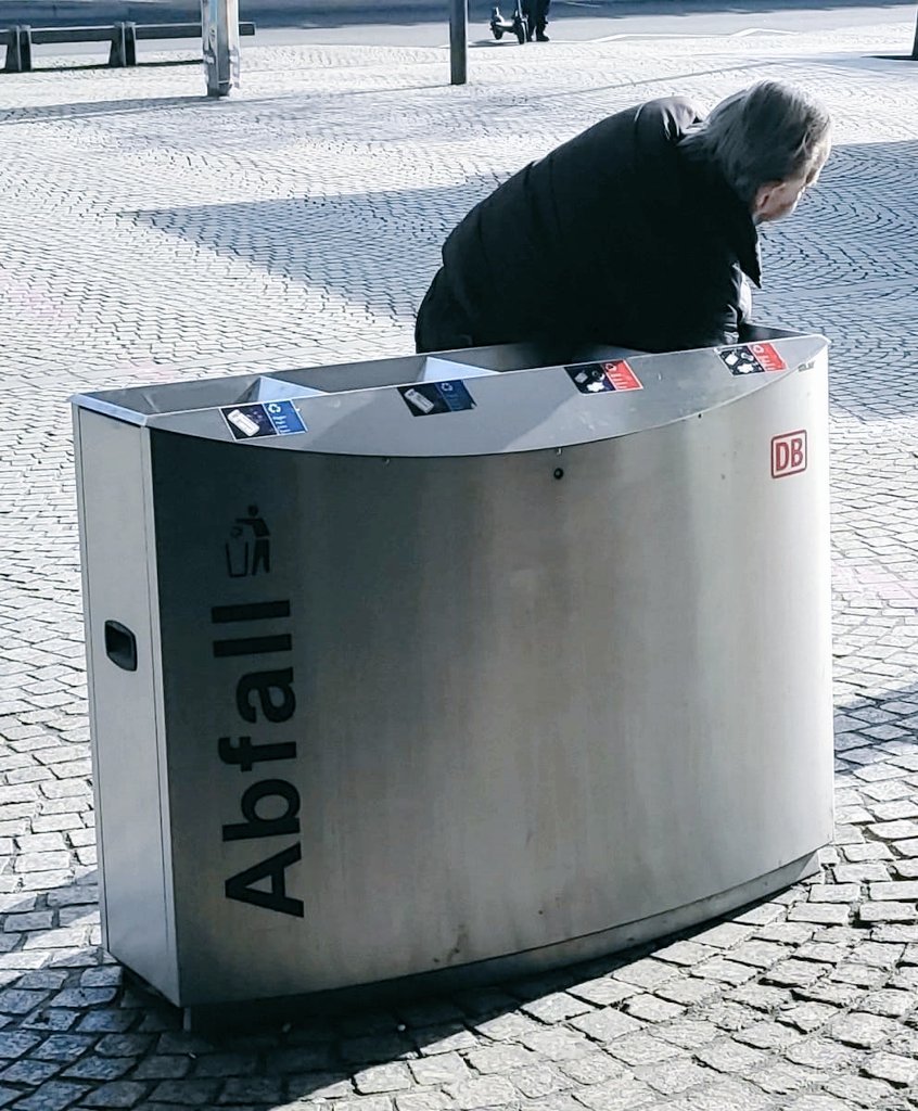 Herr Bundeskanzler, 

wer im Alter Flaschen sammeln muss, hat kein „Larmoyanz“-Problem – sondern einen Bundeskanzler, dem der Mensch egal ist.