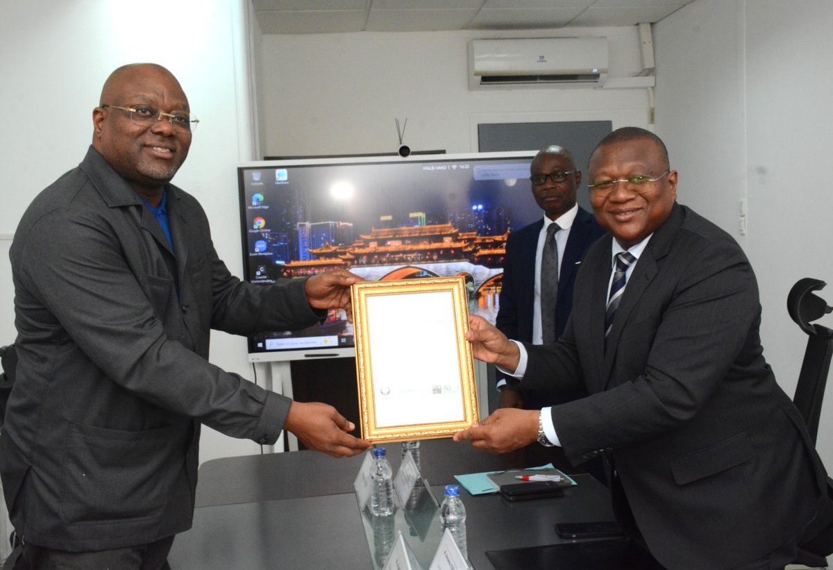 MINCOM_CI's tweet image. 🏆 Le Ministre Amadou Coulibaly a félicité L’Intelligent d’Abidjan pour sa certification CWA 17493 (2019) délivrée par le BNA, accrédité par le SOAC. Une distinction qui honore la presse ivoirienne et valorise l’excellence, l’éthique et le professionnalisme.
#CommunicationCI