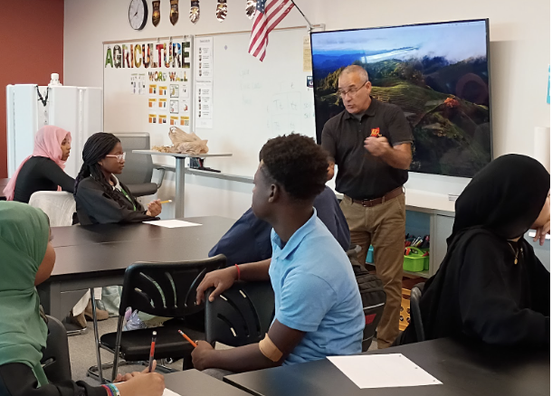 MetroHS's tweet photo. Dale Minyo, general manager of Ag Net Communications and broadcaster for Ohio Ag Net, visits the middle school agriscience class to talk to students about careers in agriculture and Ohio’s top commodities- soybeans and field corn. https://t.co/Nir5ZIT1Gq