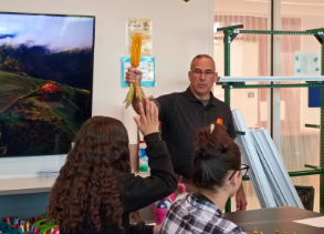 MetroHS's tweet photo. Dale Minyo, general manager of Ag Net Communications and broadcaster for Ohio Ag Net, visits the middle school agriscience class to talk to students about careers in agriculture and Ohio’s top commodities- soybeans and field corn. https://t.co/Nir5ZIT1Gq