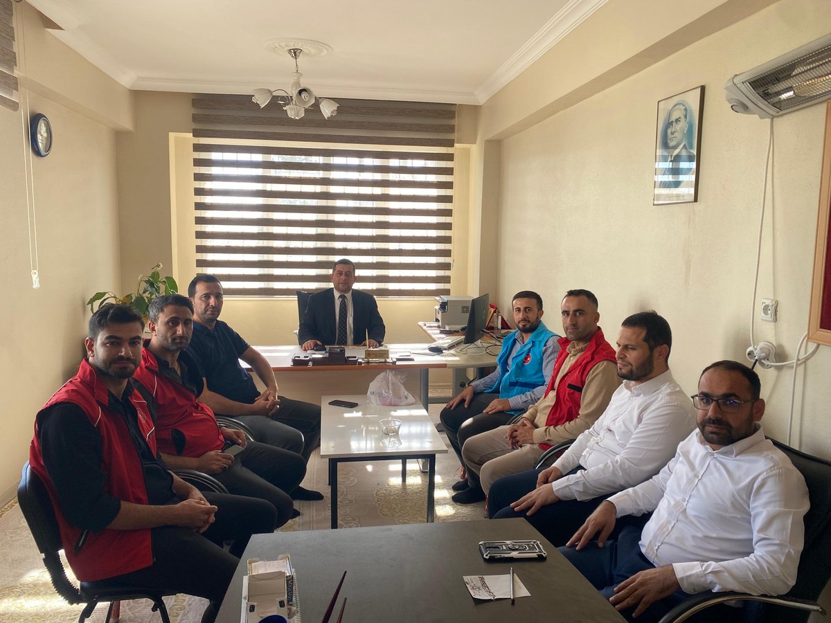 Hilvan Gençlik Merkezi olarak, Camiler ve Din Görevlileri Haftası münasebetiyle İlçe Müftülüğümüzü ziyaret ettik.
Din görevlilerimizin toplumumuzdaki kıymetli emekleri ve fedakârlıkları için teşekkür ediyor, çalışmalarında kolaylıklar diliyoruz. 🙏
#CamilerveDinGörevlileri