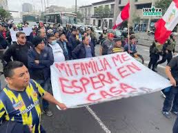 Más de 50 transportistas han sido asesinados víctimas de la extorsión ante la indolencia e incapacidad del gobierno y la complicidad de las leyes pro crimen del Congreso. Hoy apagan motores y la sociedad les acompaña #NoMásMuertes #MiFamiliaMeEsperaEnCasa