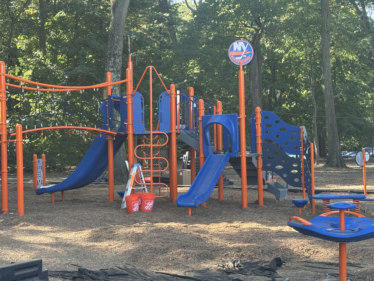stefen_rosner's tweet photo. What a day at Glen Cove YMCA as, in partnership with #Isles &amp; KABOOM!, got a brand-new playground built. 

People have been here since 8 AM building this. https://t.co/Nbf4g1zAfO