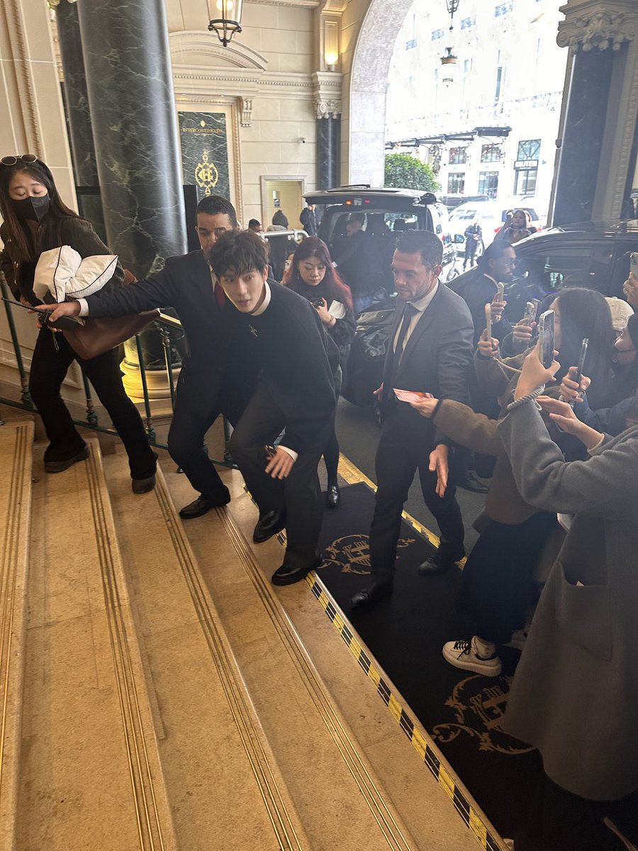zuma522's tweet photo. たまたま同じパリのホテルで出会したが、誰だか分からない。韓国のスター🇰🇷であることはこのキラキライケメンぶりから明らか。
GPTでも分からず、知らないままは良くないからXに。 https://t.co/s5gfmzl1id