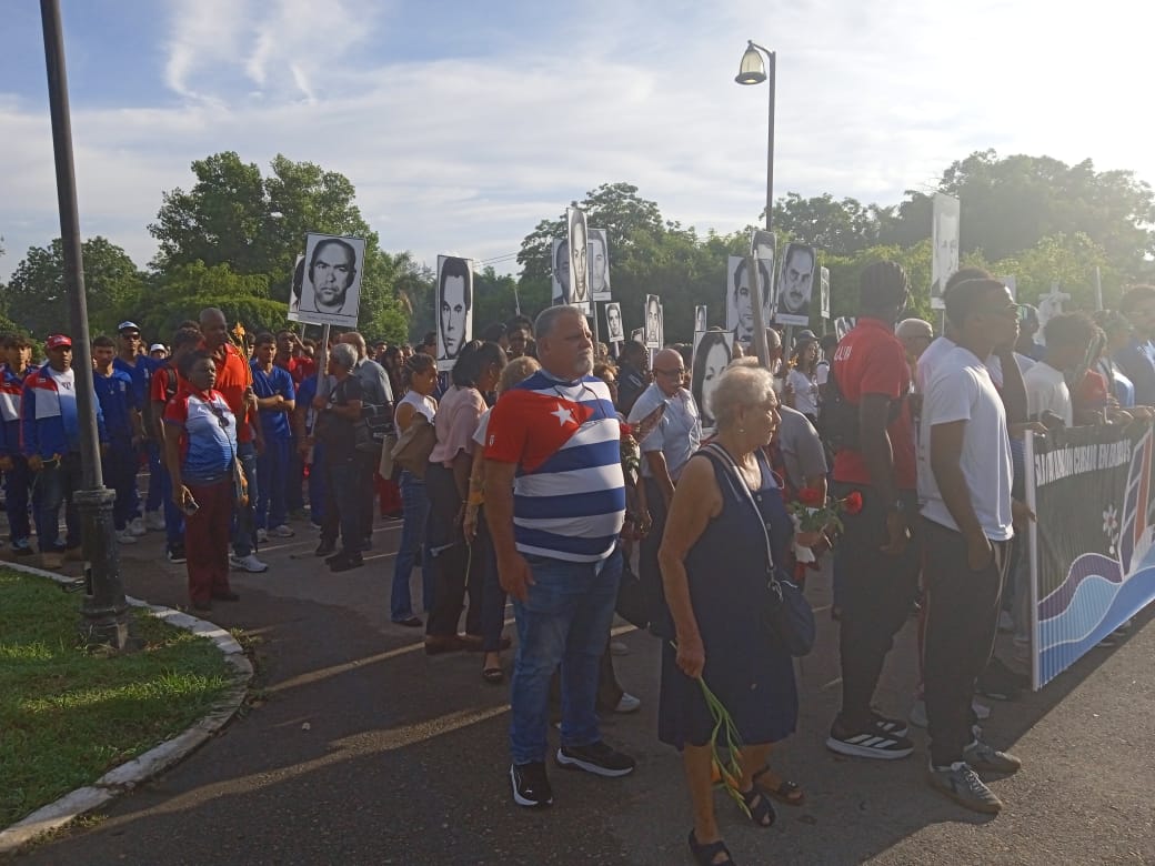 Hoy los trabajadores del <a href="/minalcuba/">Ministerio de la Industria Alimentaria de Cuba</a>  rindieron un emotivo homenaje a  las víctimas de Barbados. Recordamos con profundo dolor a nuestros 4  hermanos de la pesca, cuyo regreso a la Patria fue truncado.Su memoria  vive en nuestro compromiso. #CubaNoOlvidaSusHijos