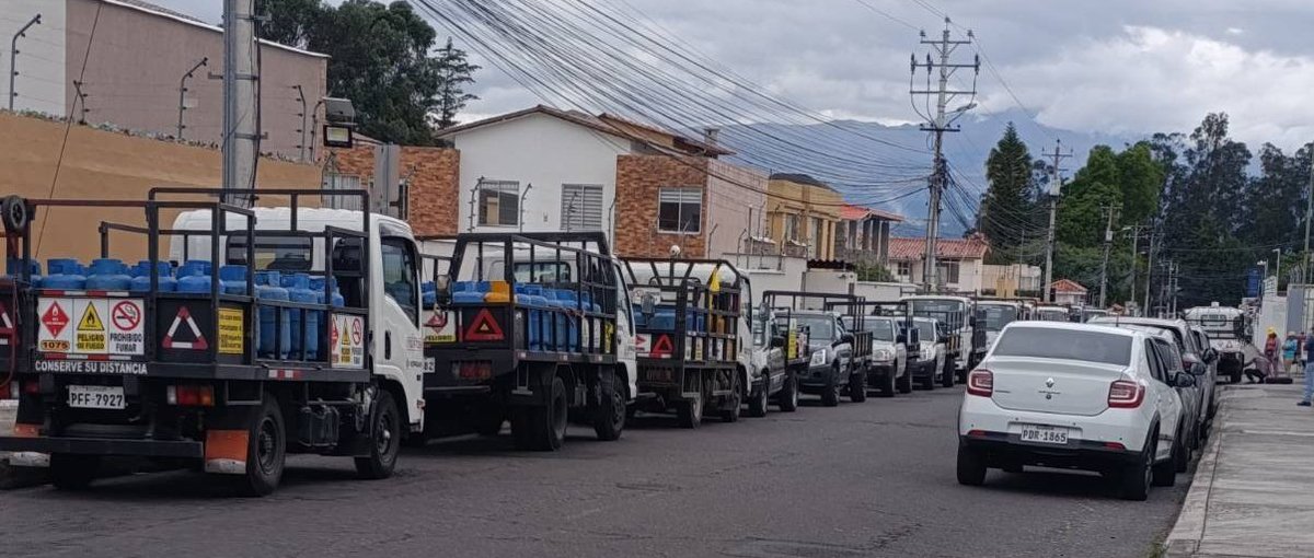 🚨URGENTE🚨
SE VIENE LA ELEVACIÓN DEL COSTO DEL TANQUE DE GAS (GLP). 
La Asociación de Repartidores de Gas de Pichincha habrían mantenido una reunión en la Agencia de Regulación de Hidrocarburos para evaluar el aumento del GLP. La reunión fue a puerta CERRADA.
NO AL ALZA GLP