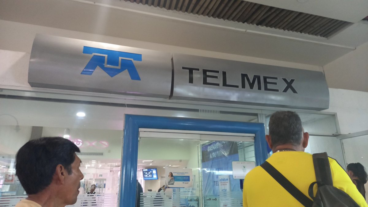 JenJackson5000's tweet image. En #Telmex #PuertoVallarta , #Jalisco  no hay sistema y sólo hay un cajero automático para pagar. Estamos haciendo fila en @PlazaCaracolPV   y la gente se está desesperando. S.O.S @Telmex  @TELMEXSoluciona @CpsNoticias