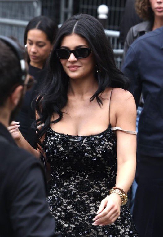 MusebyN's tweet photo. Kylie jenner au défilé Miu Miu … elle met tellement en valeur la robe de la nouvelle collection été 2026 😍 #PFW26 #KylieJenner #MiuMiuSS26 https://t.co/4E9Rppv3tW