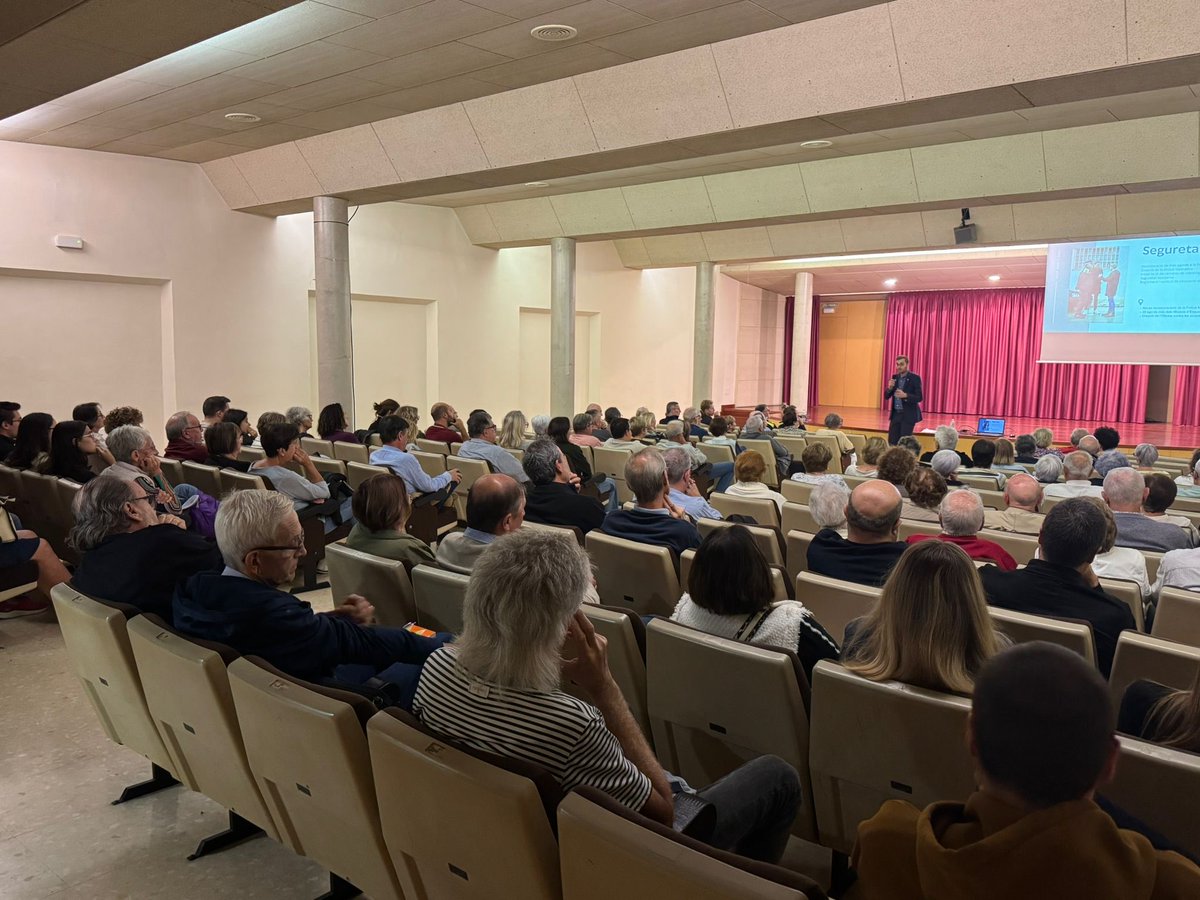 📣💬  Prop de 100 persones del Firal, Firalet, Roser, Sant Ferriol i Eixample Balmes assisteixen a la trobada amb l'alcalde d'#Olot. 

📍<a href="/AgustiArbos/">Agustí Arbós</a> acompanyat del regidor Estanis Vayreda ha explicat els projectes de ciutat i ha conegut les seves propostes.

#femOlot