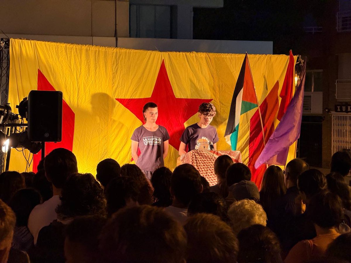 Arran_jovent's tweet image. 🫂❤️🔥 Acte de retrobada amb la Sofia
El més important és que hagi servit. Que se’n parli, que haguem sortit als carrers, que seguim sortint, que fem vaga el dia 15… i que seguim fins a aturar el genocidi! 🇵🇸