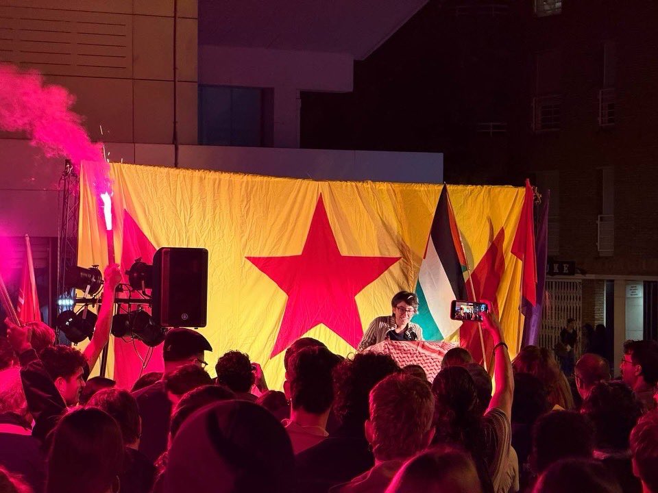 Arran_jovent's tweet image. 🫂❤️🔥 Acte de retrobada amb la Sofia
El més important és que hagi servit. Que se’n parli, que haguem sortit als carrers, que seguim sortint, que fem vaga el dia 15… i que seguim fins a aturar el genocidi! 🇵🇸