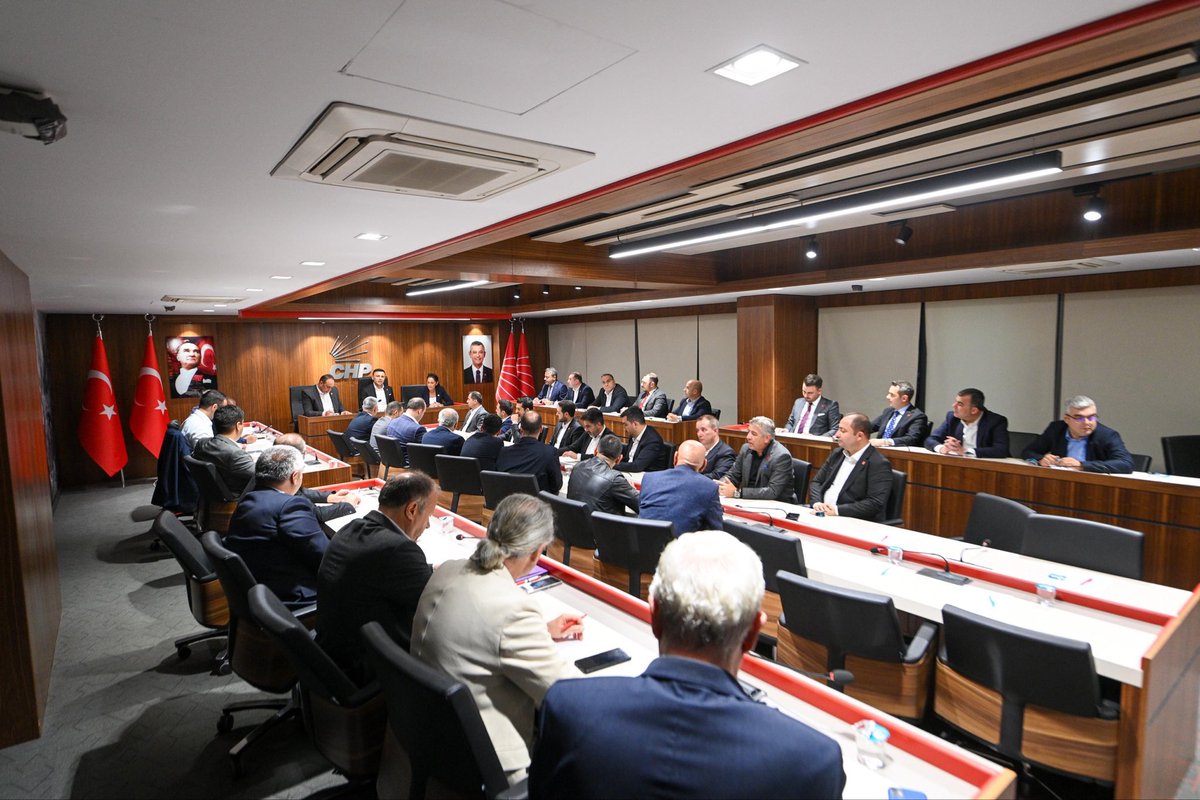 İl Başkanımız Sn Özgür Çelik'in başkanlığında İlçe kongrelerimiz sonrası seçilen İlçe Başkanlarımızla birlilte ilk toplantımızı gerçekleştirdik. 
Aydınlık yarınlarımız için umudu büyüterek mücadelemizi örgütlemeye devam edeceğiz.

Yaşasın Cumhuriyet Halk Partisi!
#CHPAdalar