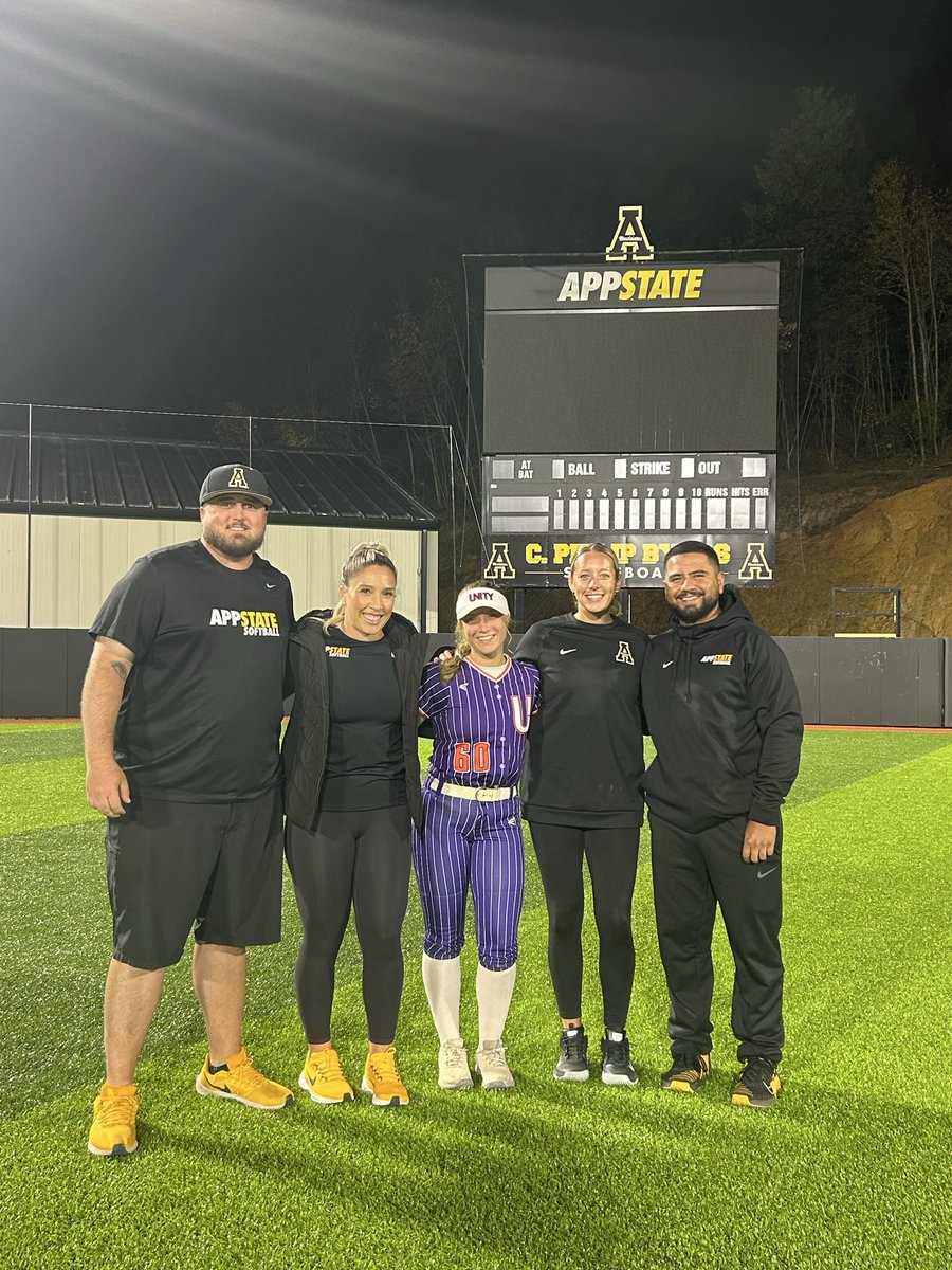 AubsShelton2028's tweet image. I had so much fun at @AppStateSB camp on Sunday. Thank you @whitjones25 , @courtney_ogle12 , @MattAlberghini , and @AleeexIbarra for the tips on throwdowns and hitting. I can’t wait to come back! #OTM
@09Unity @UnityCoachJosh @SoftbalAmerica @DiamondAddicts