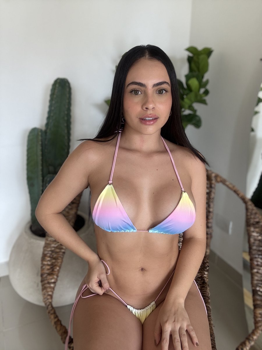 imemilyblue's tweet photo. hot n bothered, need to cool down these boobs https://t.co/0XYMty92h1