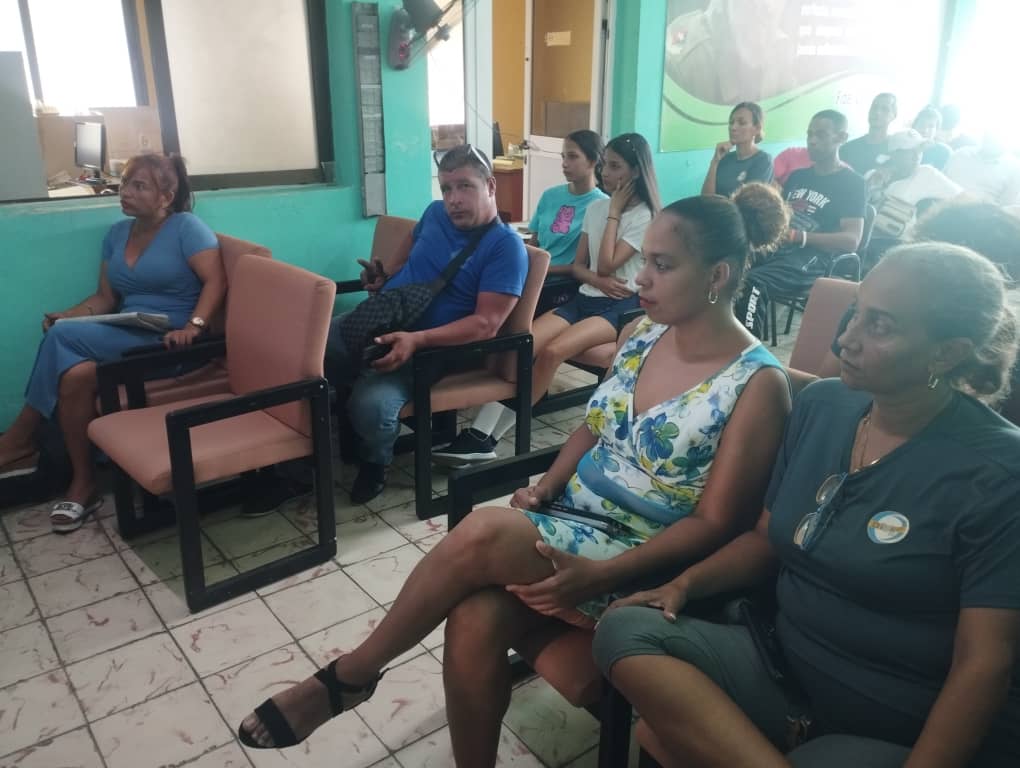 Prosiguen nuestros colectivos laborales discutiendo y aportando al Anteproyecto del #CódigodelTrabajo en esta ocasión desde DIVEP Cienfuegos.
#PorCubaJuntosCreamos
<a href="/Colina_CTCuba/">Miguel Colina</a> 
<a href="/Cuba_CTC/">Central de Trabajadores de Cuba</a> 
<a href="/BanosYaque27161/">Yaquelin Baños Torres</a> 
<a href="/MindusIndustria/">Ministerio de Industrias de Cuba</a>