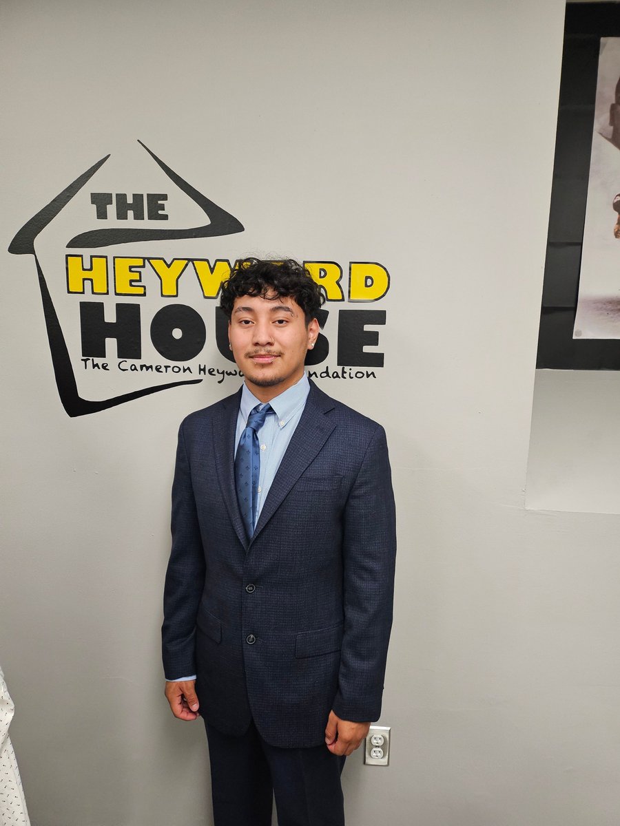 97HeywardHouse's tweet photo. Look how ✨ FANTASTIC✨ Irvin + Jorge look for Homecoming thanks to our #CraigsCloset program!
We <3 our partners at #WashingtonHighSchool + so many more!
#HeywardHouse #CameronHeywardFoundation #CamHeyward #GiveBack #Pittsburgh #Homecoming #SuitingUpForSuccess https://t.co/ocW8cvTbfJ
