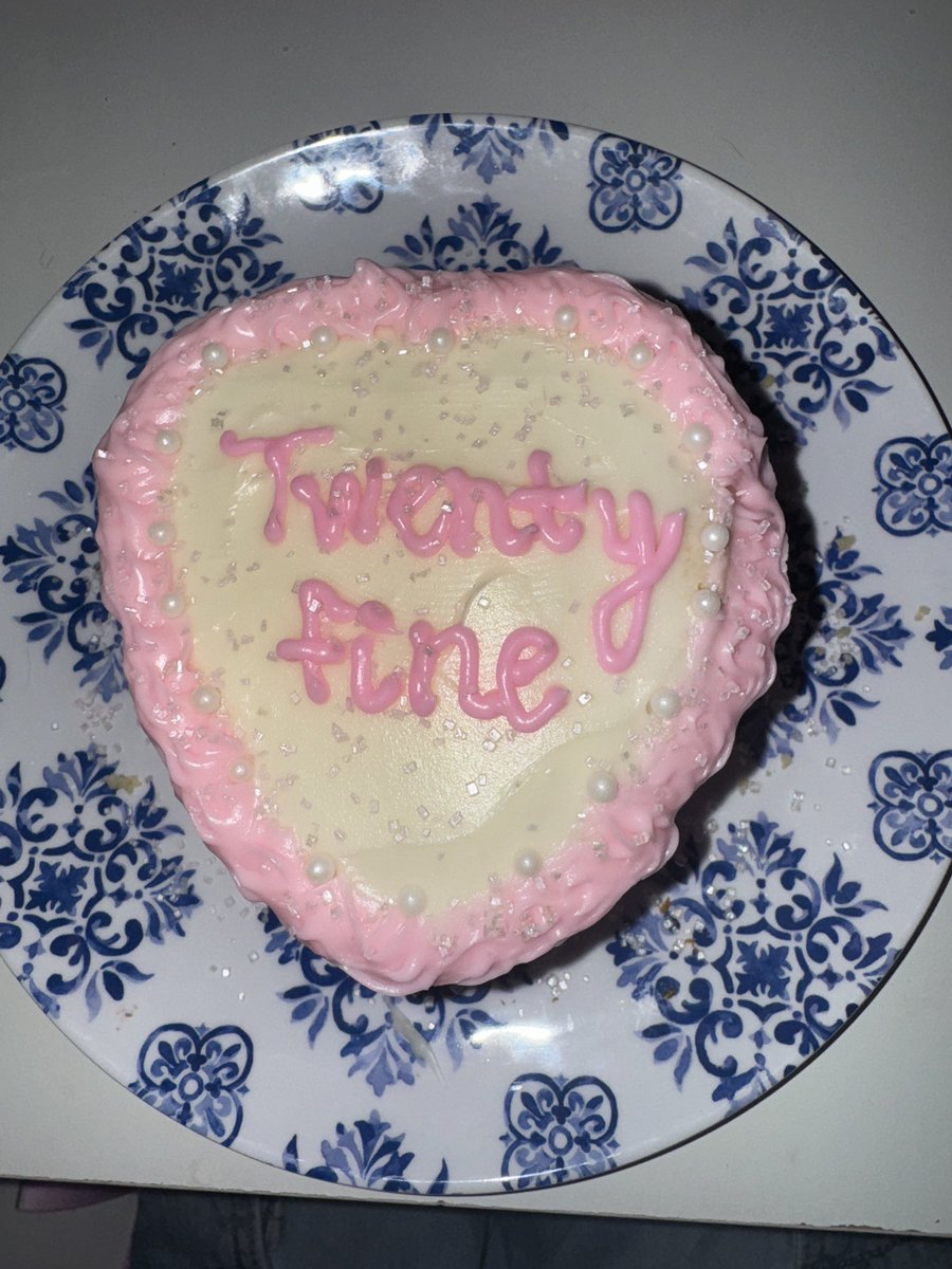 my cake i decorated on stream last night 🥰
thank you for all the birthday wishes 💗 yesterday was the best birthday i’ve had in a long time. im surrounded by so much love and support.
the feeling is gratitude.