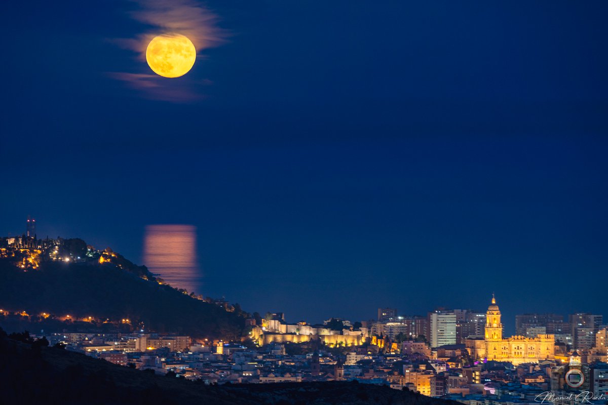 Zappa_Malaga's tweet photo. "La luna vino a la fragua
con su polisón de nardos.
El niño la mira mira.
El niño la está mirando..." https://t.co/eac066IzrI