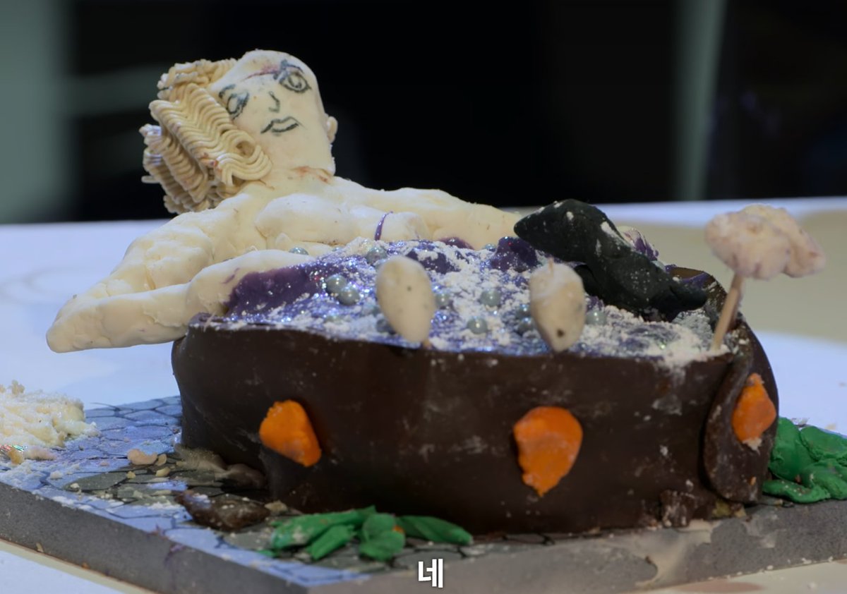 마감하면서 파티셰를 잡아라 보고있는데 머리카락에 라면 부셔서 붙여놔서 ㅈㄴ흐느끼는중