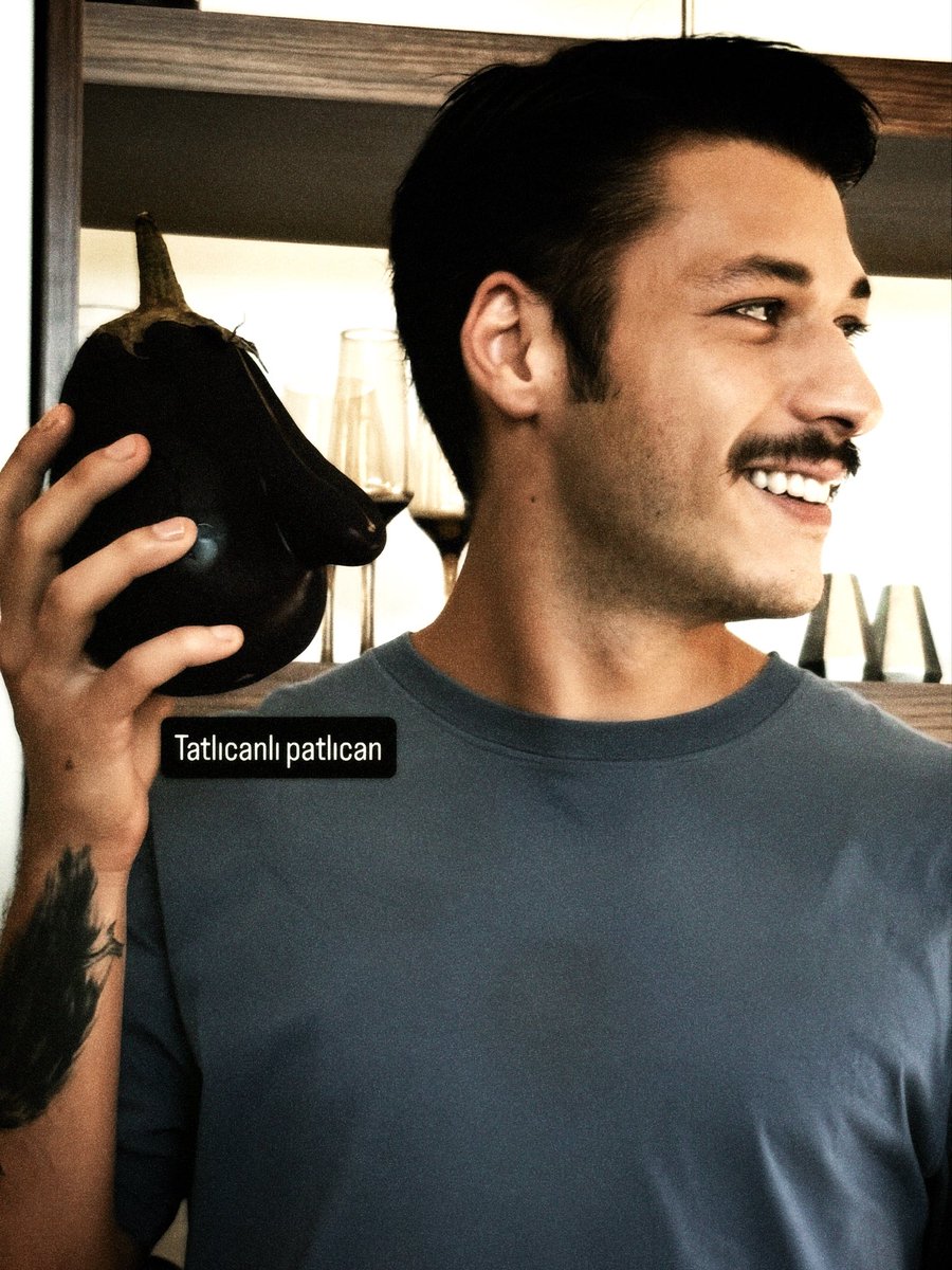 How does he manage to look this good doing the most random things 🫦