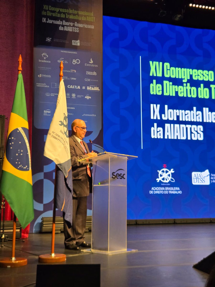 Rosenbaum_uy's tweet photo. 🏅Nuestro Fundador, el Prof. Jorge Rosenbaum, recibió la Condecoración Arnaldo Sussekind por su contribución académica, entregada por la Asociación Brasileña de Derecho del Trabajo 🇧🇷

Una enorme distinción que nos enorgullece y llena de alegría 😊 https://t.co/9qaPsQ4LPx