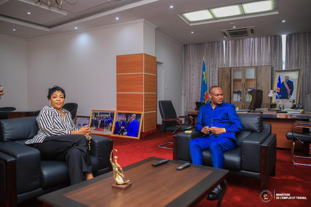 MinEmploiTraRDC's tweet photo. #RDC
#INFOS 06.10.2025

Ce lundi 06 octobre, au cabinet du ministre de l’emploi et travail, SEM Ferdinand MASSAMBA WA MASSAMBA a échangé avec une délégation de la Commission sociale et culturelle de l’Assemblée nationale, conduite par l’honorable Dorothée Madiya, accompagnée de l’honorable Willy Mishiki.

👉 Au centre des échanges : le renforcement de la collaboration entre le ministère et la commission parlementaire, en vue d’une meilleure gouvernance du secteur de l’emploi et du travail en RDC.

Les parlementaires ont salué la qualité de l’écoute et la vision claire du ministre Ferdinand MASSAMBA, résolument engagé pour un emploi décent et inclusif au service des Congolais. 🇨🇩