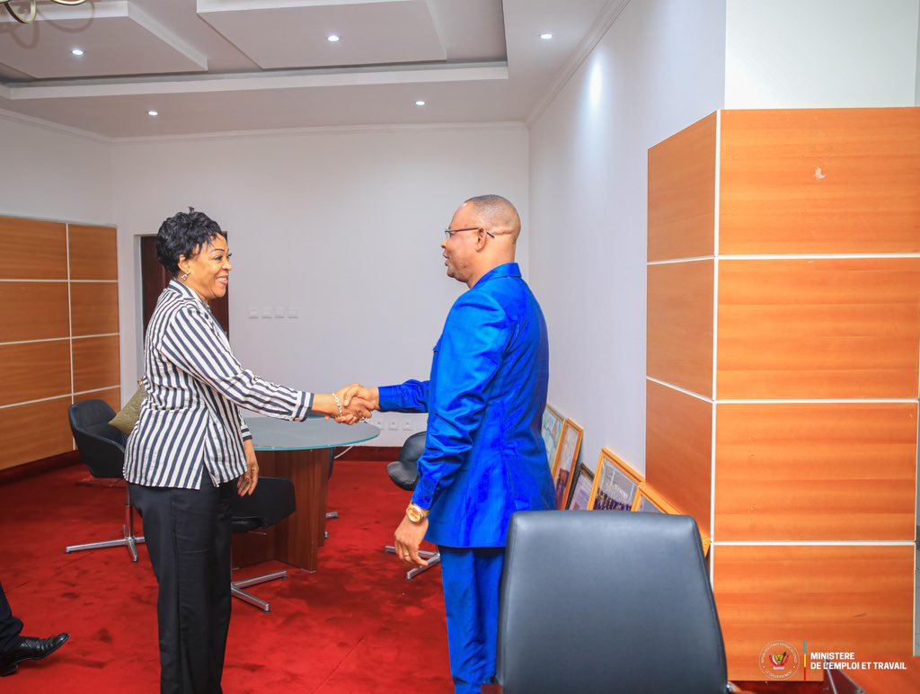 #RDC
#INFOS 06.10.2025

Ce lundi 06 octobre, au cabinet du ministre de l’emploi et travail, SEM Ferdinand MASSAMBA WA MASSAMBA a échangé avec une délégation de la Commission sociale et culturelle de l’Assemblée nationale, conduite par l’honorable Dorothée Madiya, accompagnée de
