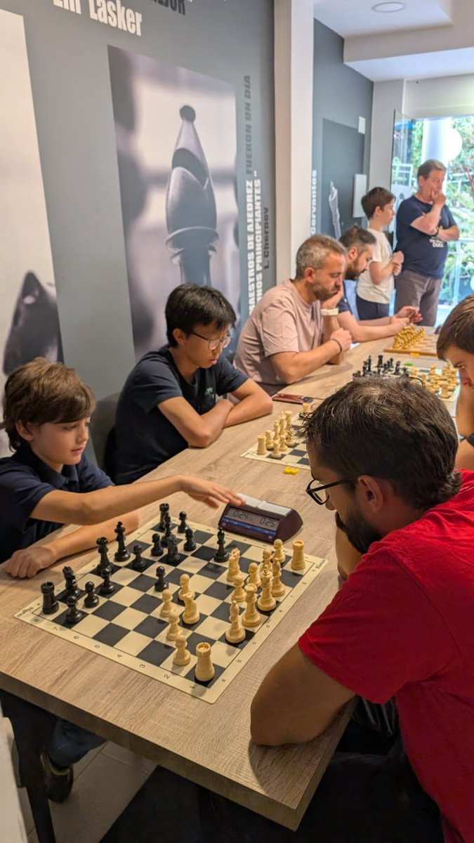 ajedrezlasrozas's tweet photo. ¡Ambientazo en el club en la tercera jornada de la Liga Activa! #lasrozas https://t.co/GmN675IPsi