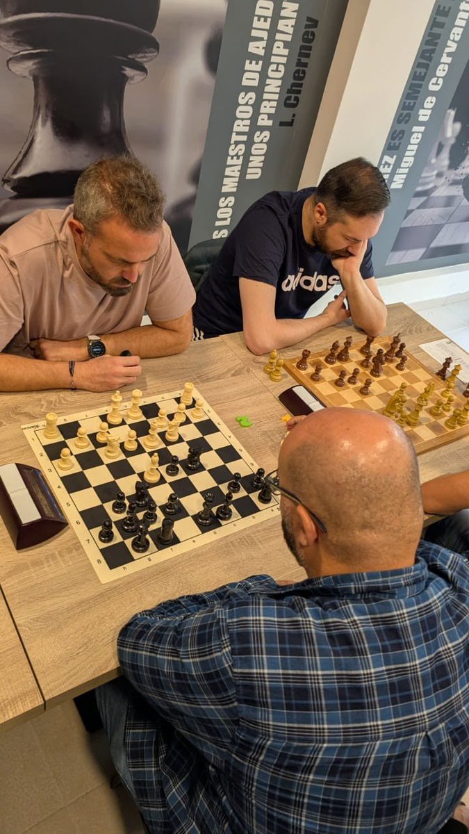 ajedrezlasrozas's tweet photo. ¡Ambientazo en el club en la tercera jornada de la Liga Activa! #lasrozas https://t.co/GmN675IPsi