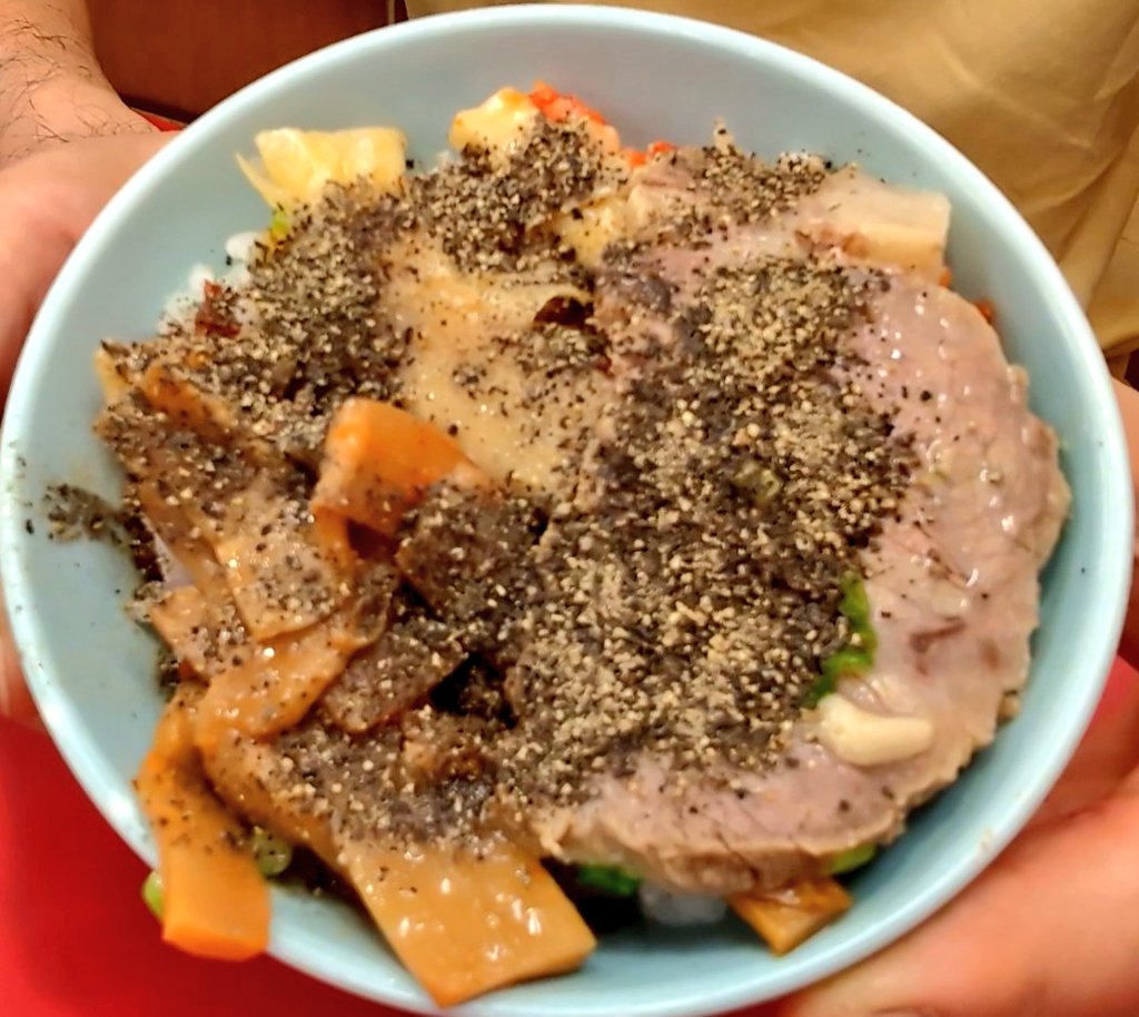 2025/山うま159杯目
プレミアム塩とんこつラーメン
バリカタ　背脂多め
メンマ
海苔5枚　半ライス♪

海苔の配置が
いつもと違うのね🤤

プレ塩( ﾟДﾟ)ｳﾏｰ

#山岡家 神栖店
#ガリバタ醤油食べたい
#プレミアム塩とんこつ
#プレ塩