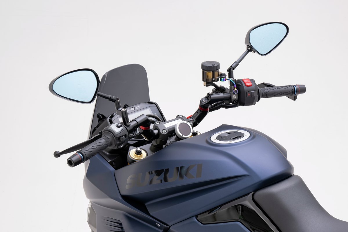 plot_touring's tweet image. KATANA用可変ハンドルがいよいよ発売となりました。タンクとカウルはノーマルのままで、無理なく垂れたフォルムを実現させております。意外なほど、むしろ、しっくりくるポジションは可変ハンドルを手掛けてきた京都AELLAさんのノウハウが活かされています。そこにプロトツーリング部のわがままを上乗…