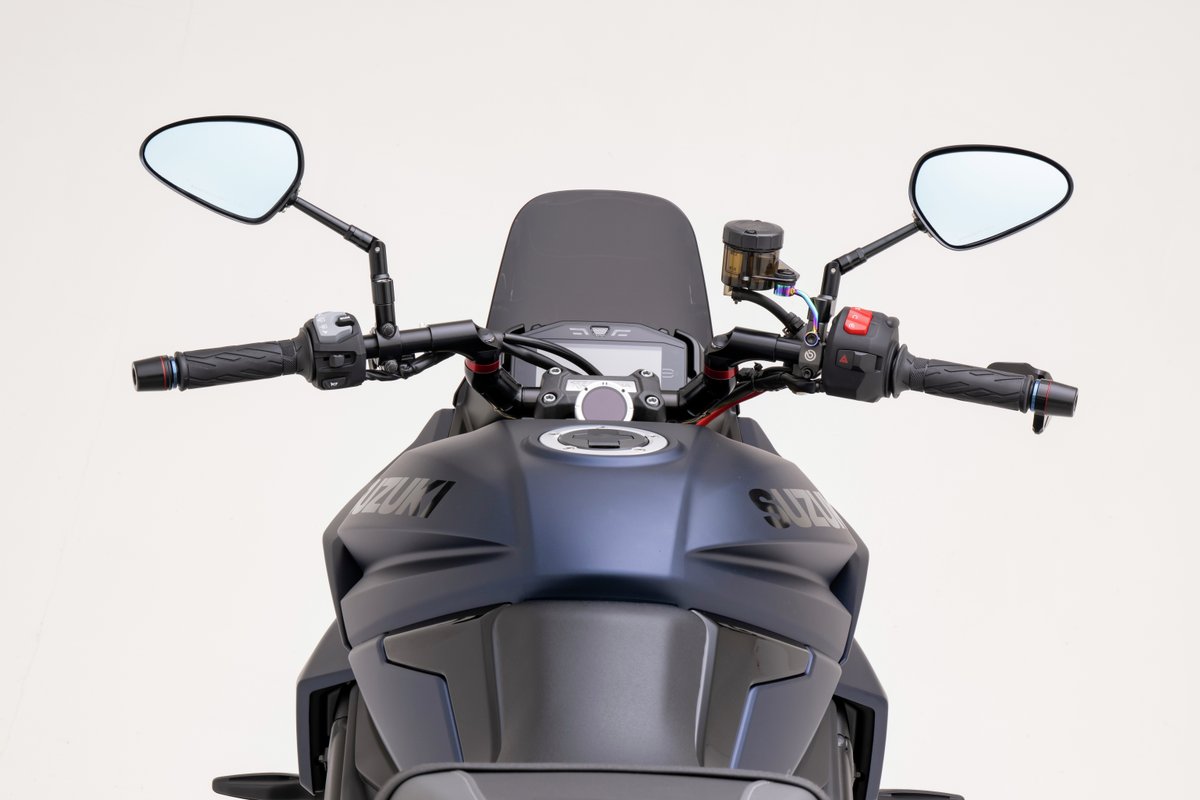 plot_touring's tweet image. KATANA用可変ハンドルがいよいよ発売となりました。タンクとカウルはノーマルのままで、無理なく垂れたフォルムを実現させております。意外なほど、むしろ、しっくりくるポジションは可変ハンドルを手掛けてきた京都AELLAさんのノウハウが活かされています。そこにプロトツーリング部のわがままを上乗…