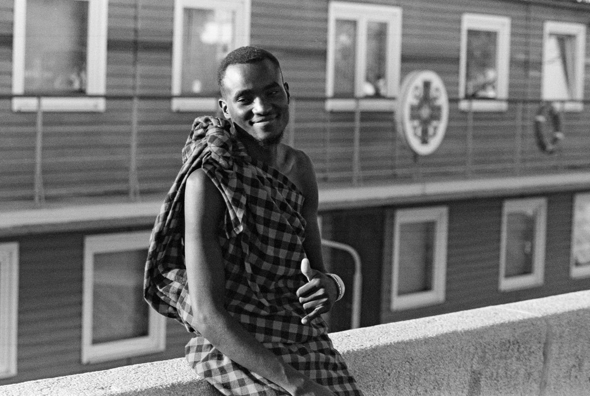 ABBSound's tweet image. 🌍 The Thread (Fujifilm Fuji Eterna + D76)
He leans on concrete, but wears a cloth woven with rhythms from other shores. The pier becomes a point of intersection — city, body, texture.
#filmphotography #blackandwhite #documentary #streetphoto #believeinfilm #bnw #people #film #bw